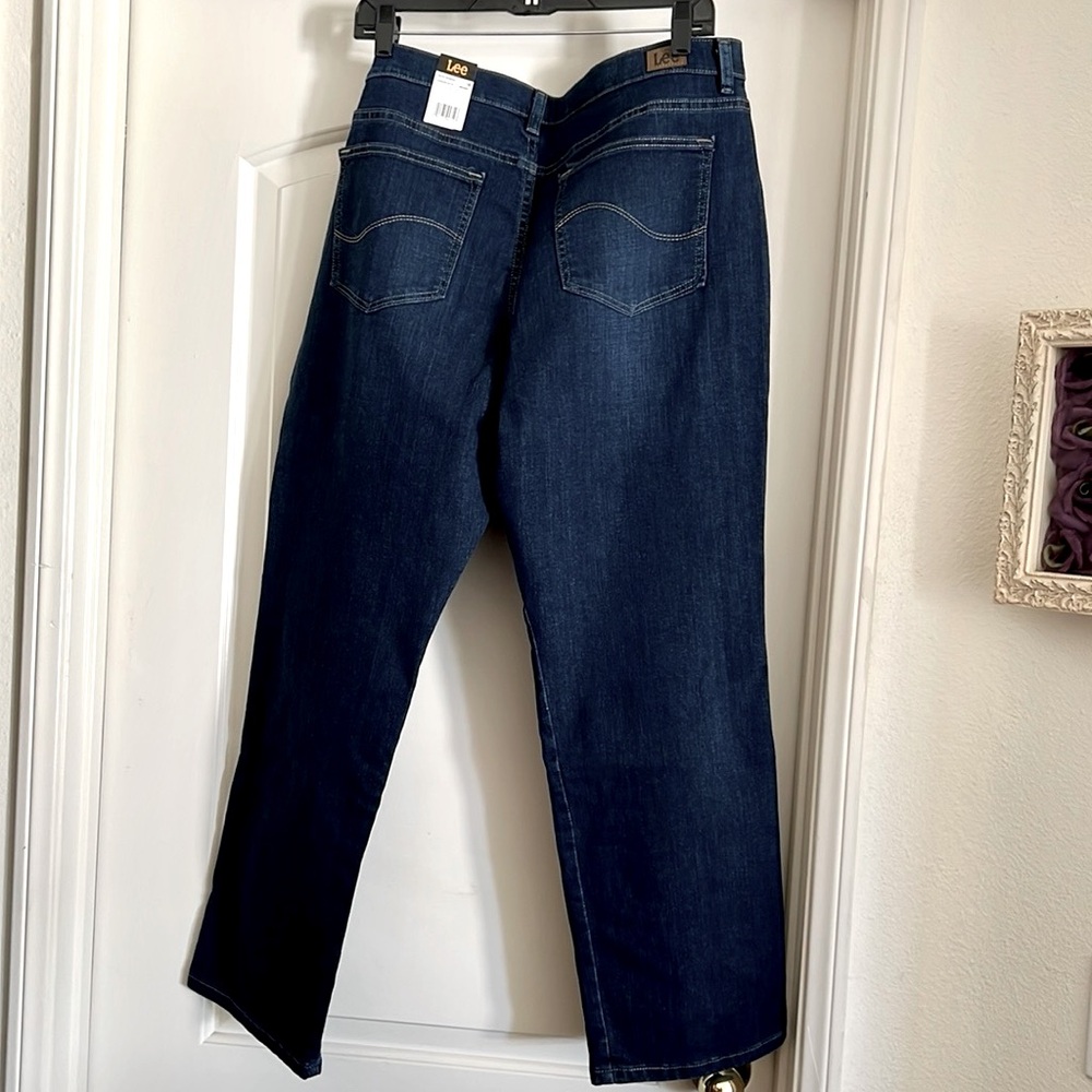 Lee~Blue Jeans / New With Tag / Relaxed Fit~Straight Leg~Mid Rise - Picture 4 of 12